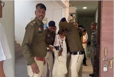 Attempted self-Immolation : खैरागढ़ कलेक्टरेट परिसर में अधेड़ ने किया आत्मदाह का प्रयास…! पुलिस की तत्परता से टला बड़ा हादसा