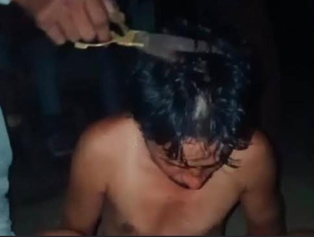 Crime News: चोरी के आरोप में पूर्व सरपंच पकड़ा गया… ग्रामीणों ने सरेआम सिर मुंडा दिया