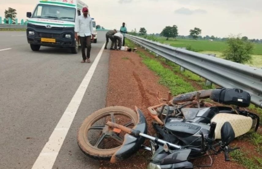 CG Road Accident: कुरूद-विशाखापट्टनम मार्ग पर सड़क हादसा… बाइक सवार की मौके पर मौत