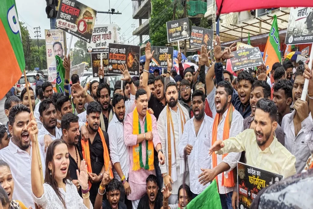 BJP Protest: रायपुर में राहुल गांधी के विरोध में भाजपा का जोरदार प्रदर्शन