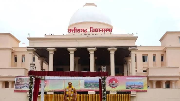 Chhattisgarh Assembly Monsoon Session: खाद-बीज संकट पर विधानसभा में हंगामा… कांग्रेस विधायकों का प्रदर्शन