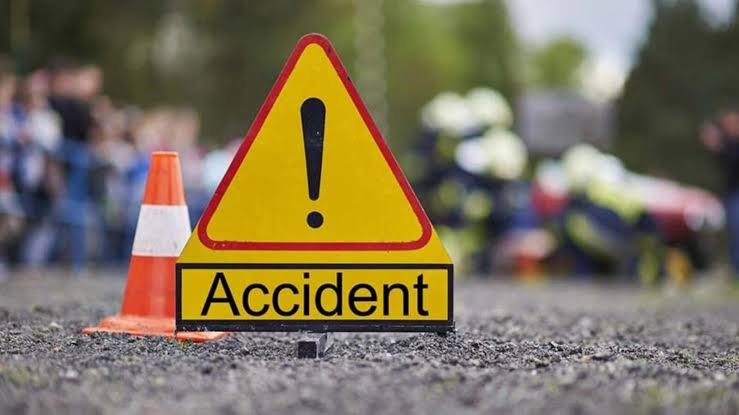 Road Accident news: ओवरटेक के चक्कर में स्कूटी सवार पिता-पुत्र की दर्दनाक मौत… मां गंभीर