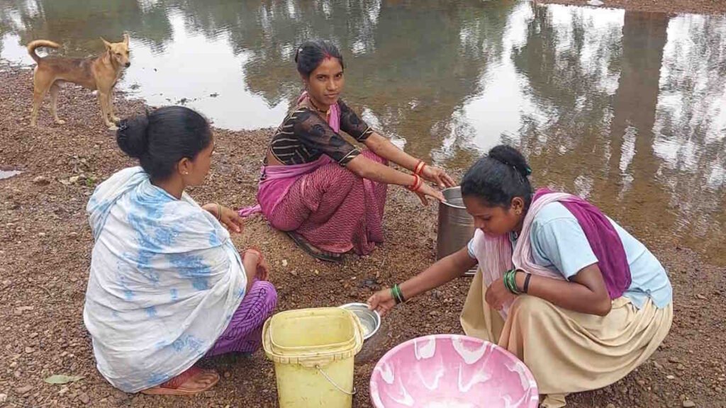 Chhattisgarh News: जल जीवन मिशन अधूरा… टंकी बनी शोपीस और नदी से पानी भर रहे ग्रामीण