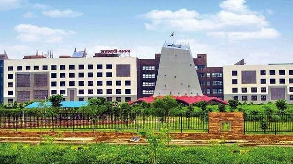 Chhattisgarh: DEO का वेतन रुकने की चेतावनी… स्कूल भवन की जानकारी नहीं देने पर नोटिस
