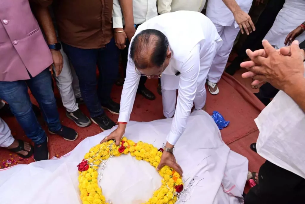 Political News : राजकीय सम्मान के साथ हुआ विधायक डोमनलाल कोर्सेवाड़ा का अंतिम संस्कार, CM साय हुए शामिल