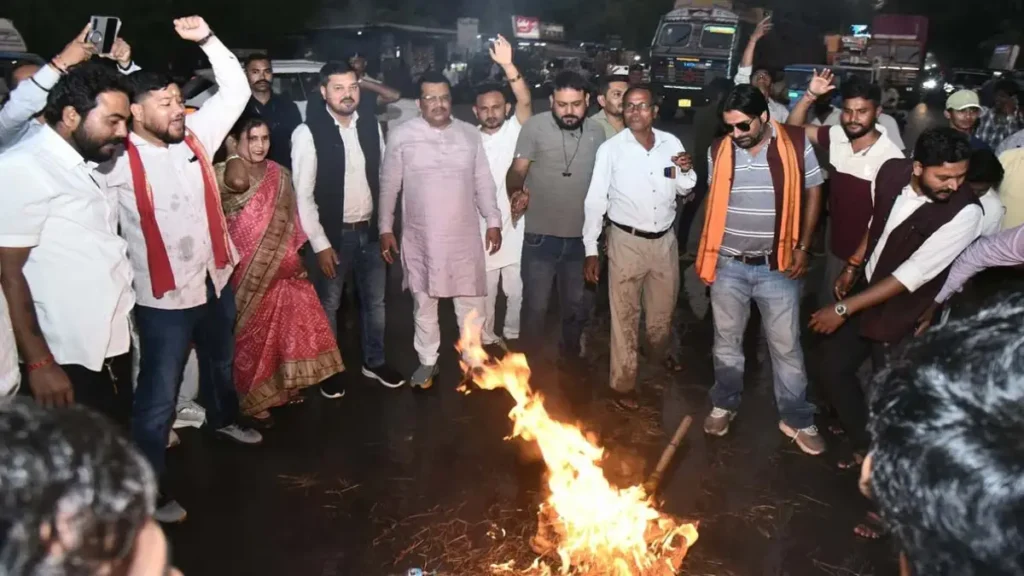 Chhattisgarh Politics : खड़गे के बयान पर भाजपा का आक्रोश, अनुज शर्मा के नेतृत्व में पुतला दहन