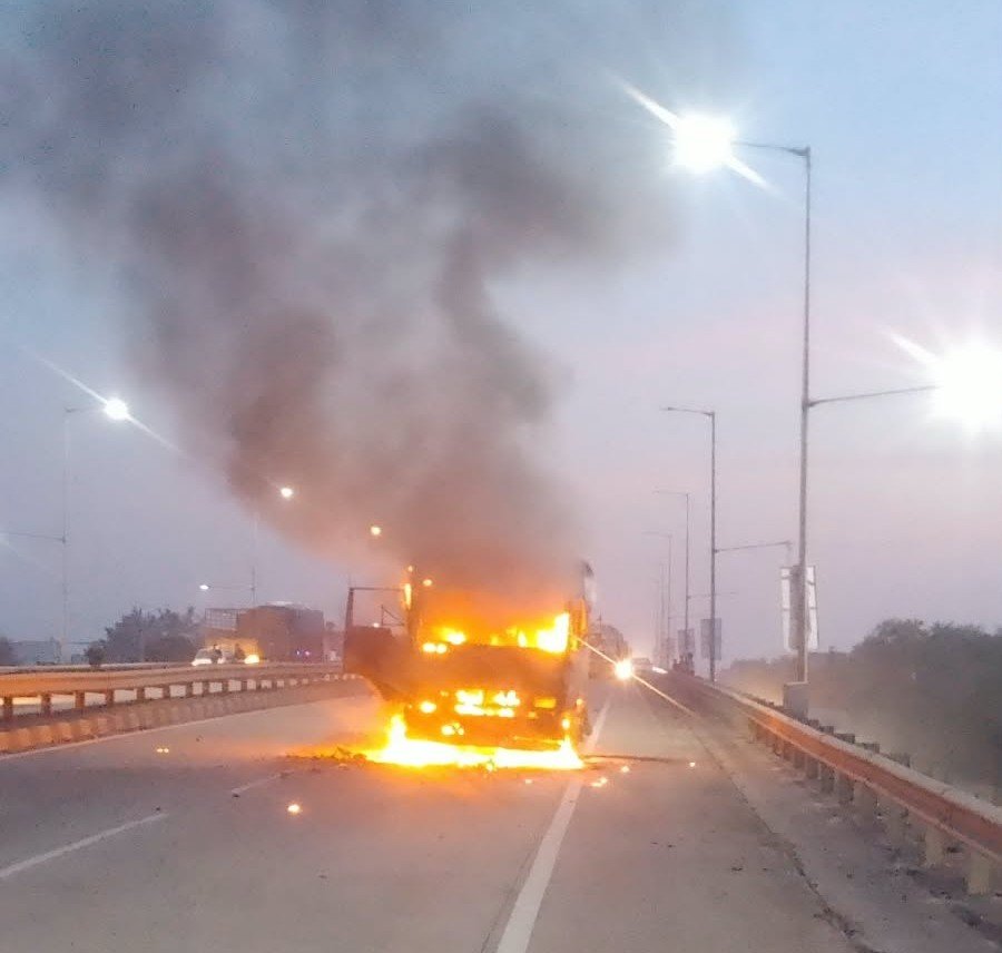 Truck Fire : नेशनल हाईवे पर हादसा,  ओवरब्रिज पर दौड़ते ट्रक में लगी आग…
