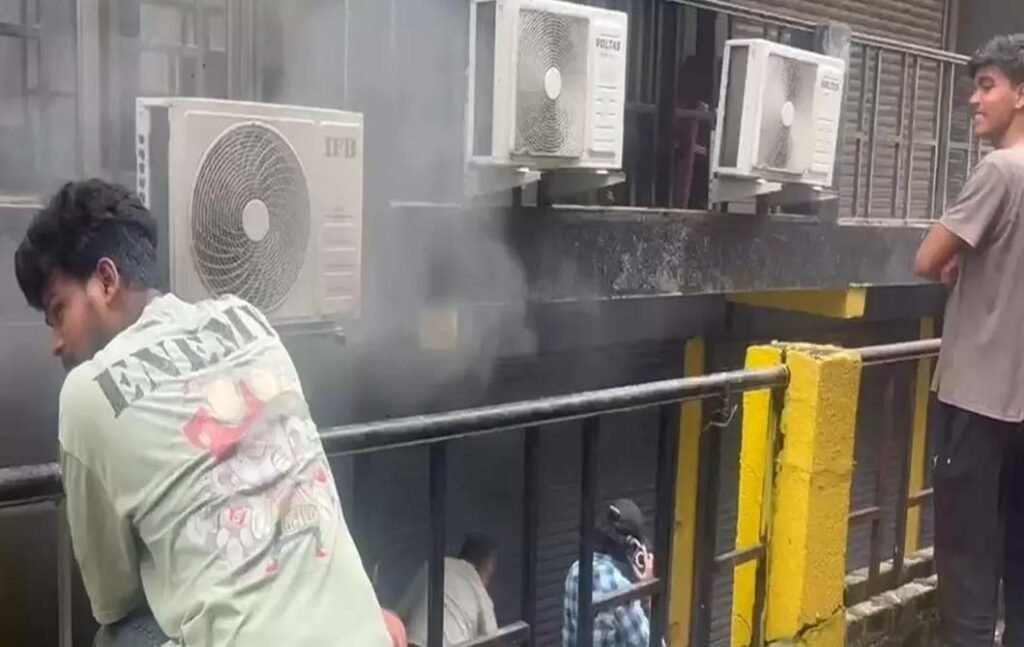 Fire Shop : व्यस्त मार्केट की दुकान में लगी आग, लाखों का सामान खाक, पढ़े पूरी खबर…