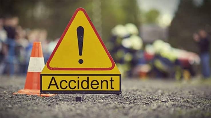 Road Accident : NH-43 पर जानलेवा गड्ढा, स्कूटी से गिरे बुजुर्ग को ट्रेलर ने कुचला…
