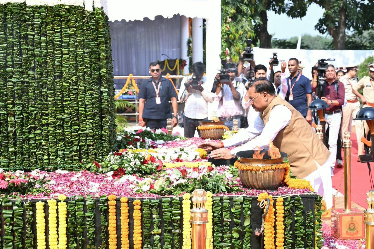 Police Smriti Diwas: CM विष्णुदेव साय ने शहीद जवानों को किया नमन… कहा- बस्तर में लौट रहा शांति और विश्वास