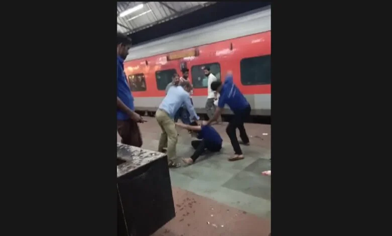 Bilaspur Railway Station: बिलासपुर रेलवे स्टेशन पर वेंडरों का बवाल… खाने-नाश्ते की बिक्री को लेकर जमकर मारपीट