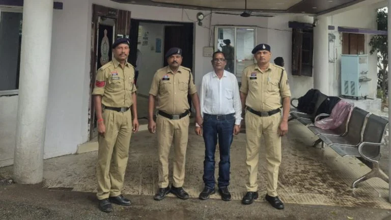 Crime News : प्रोफेसर की शर्मनाक करतूत, छात्रा को अश्लील वीडियो भेजा और कम नंबर देने की दी धमकी…