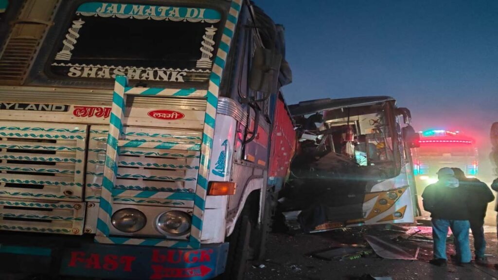 Road Accident: खड़े ट्रक से भिड़ी रॉयल ट्रेवल्स की यात्री बस, 3 की मौत 10 घायल