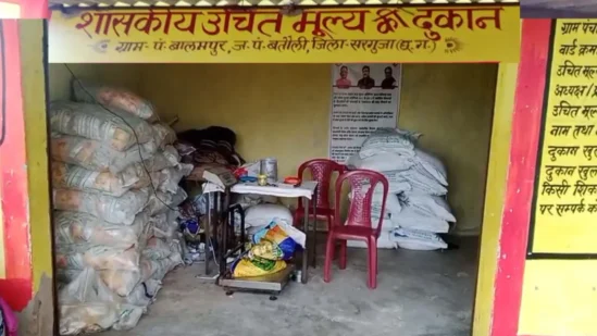 Crime News : सरकारी राशन दुकान से 70 बोरी चावल चोरी, ग्रामीणों में आक्रोश…